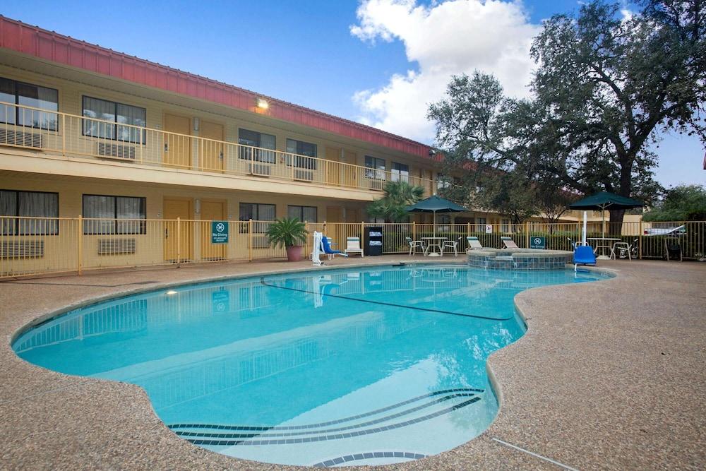 La Quinta Inn by Wyndham San Marcos photo 44