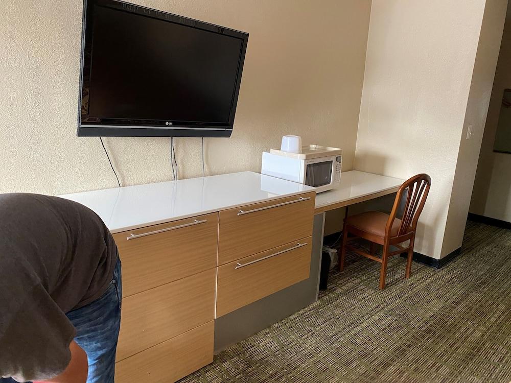 PACIFIC EXPRESS INN photo 5