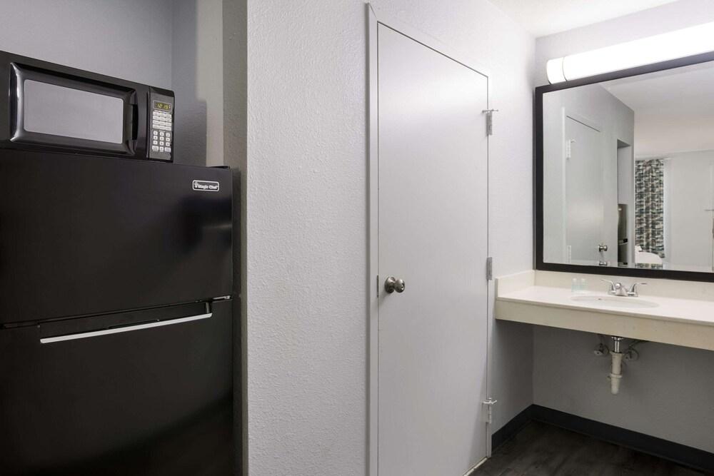 Suburban Studios Hinesville - Fort Stewart Area photo 2