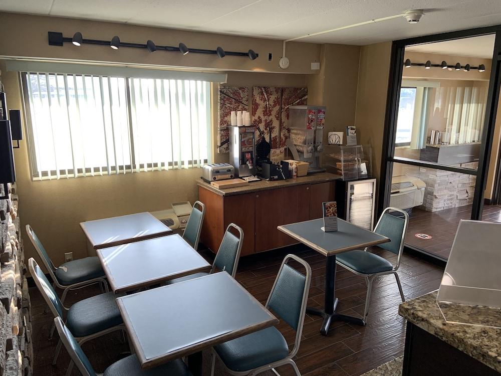 Travelodge by Wyndham Holland/Toledo photo 17