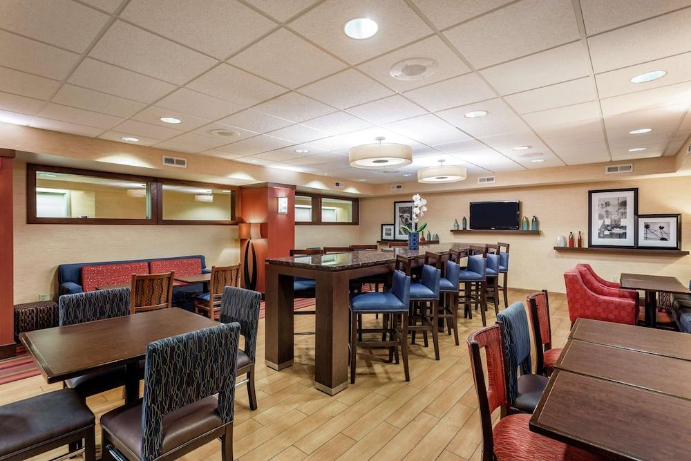 Hampton Inn Milwaukee-Airport photo 2