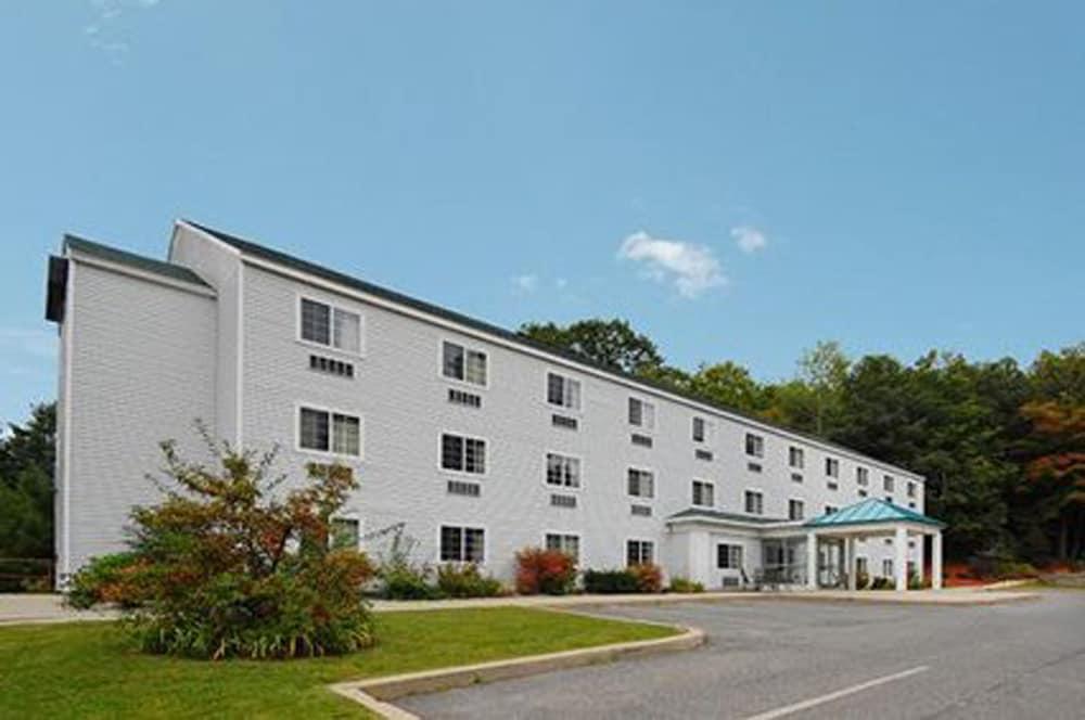 Holiday Inn Express & Suites Pittsfield - Berkshires by IHG — hotel in Pittsfield
