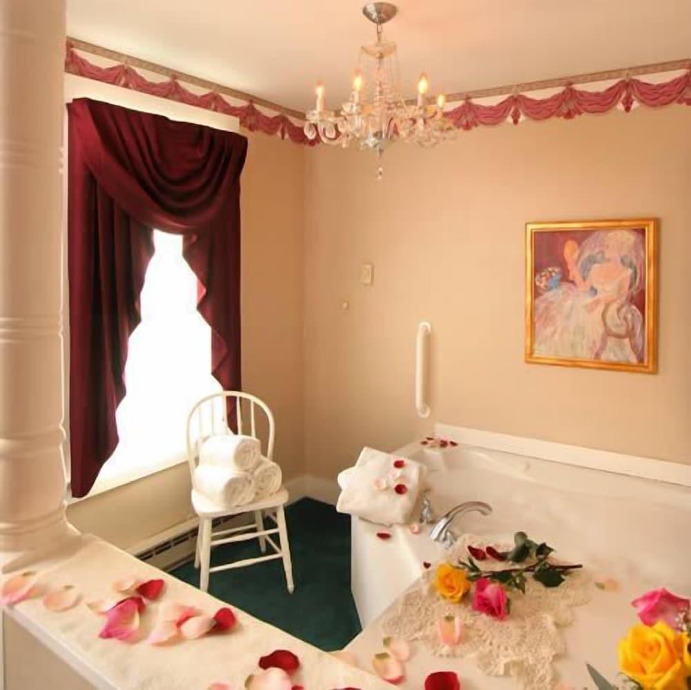 Crestmont Inn photo 34