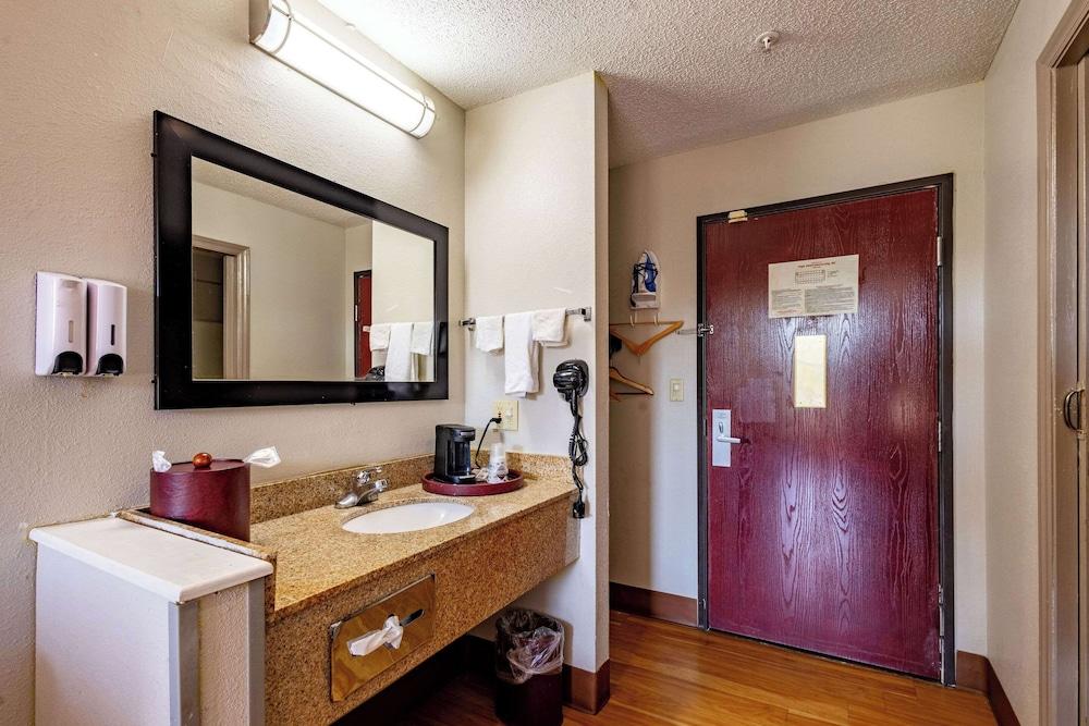Clarion Pointe photo 20