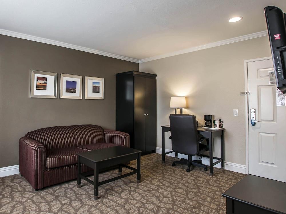 Comfort Suites San Clemente Beach photo 5