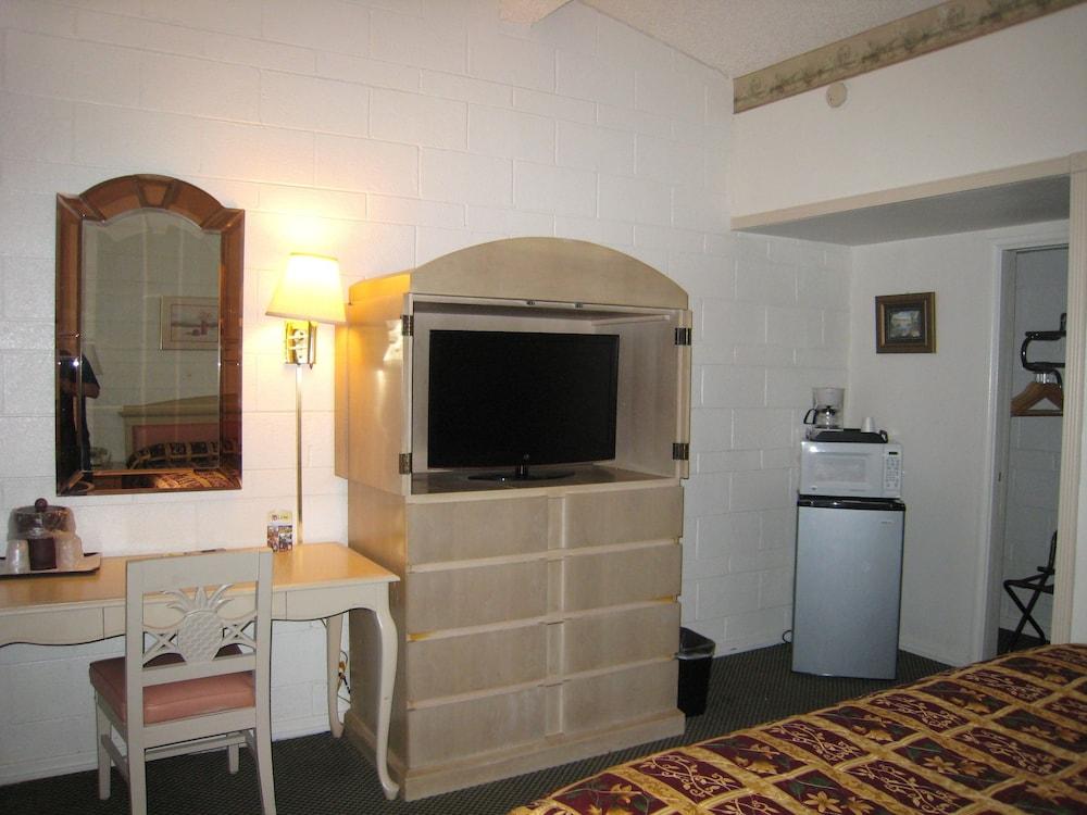 Town House Motel photo 10