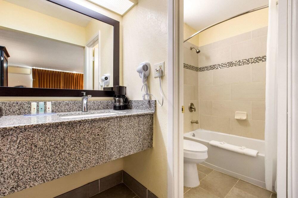 Ramada by Wyndham Santee I-95 photo 31