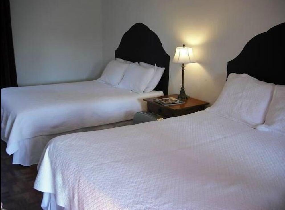 La Siesta Motel photo 30