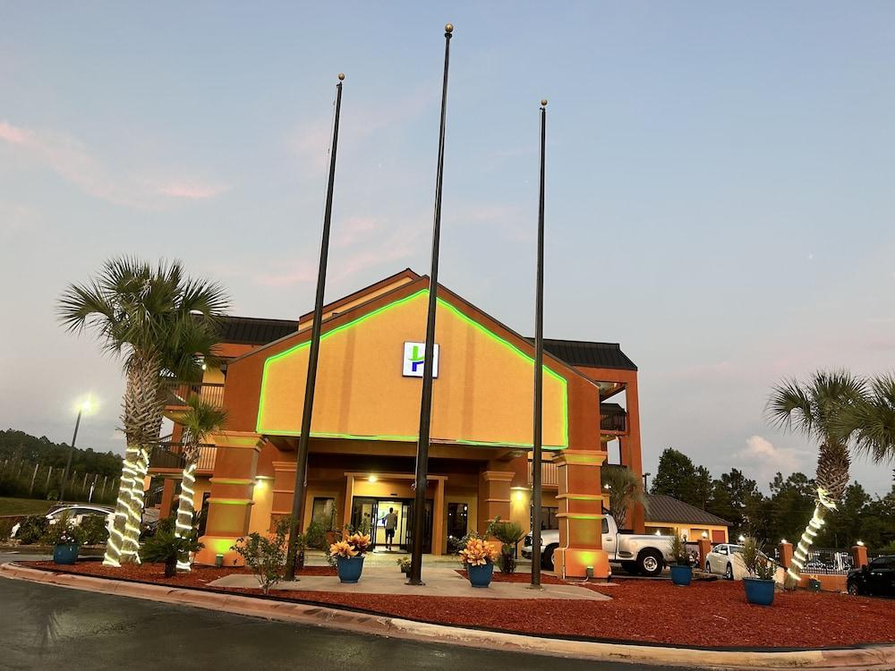 HomeTown Inn & Suites photo 24