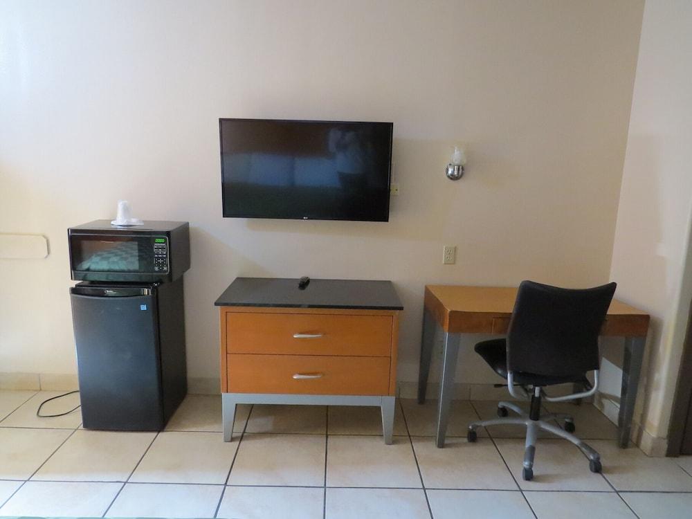 Executive Inn and Suites photo 25