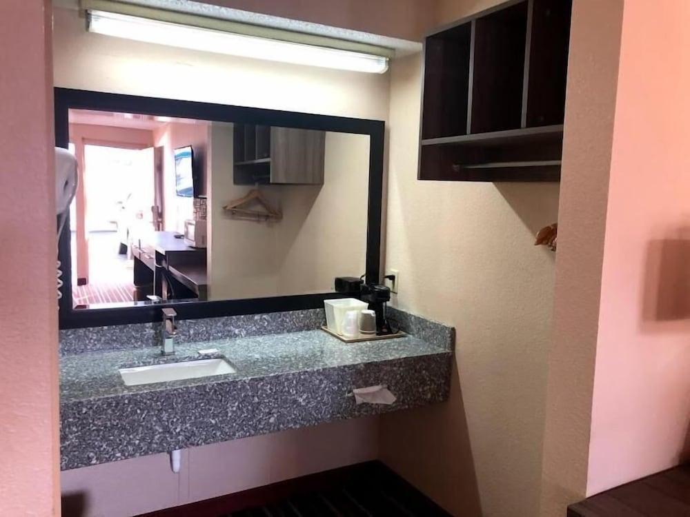 Legacy Inn Sumner photo 25