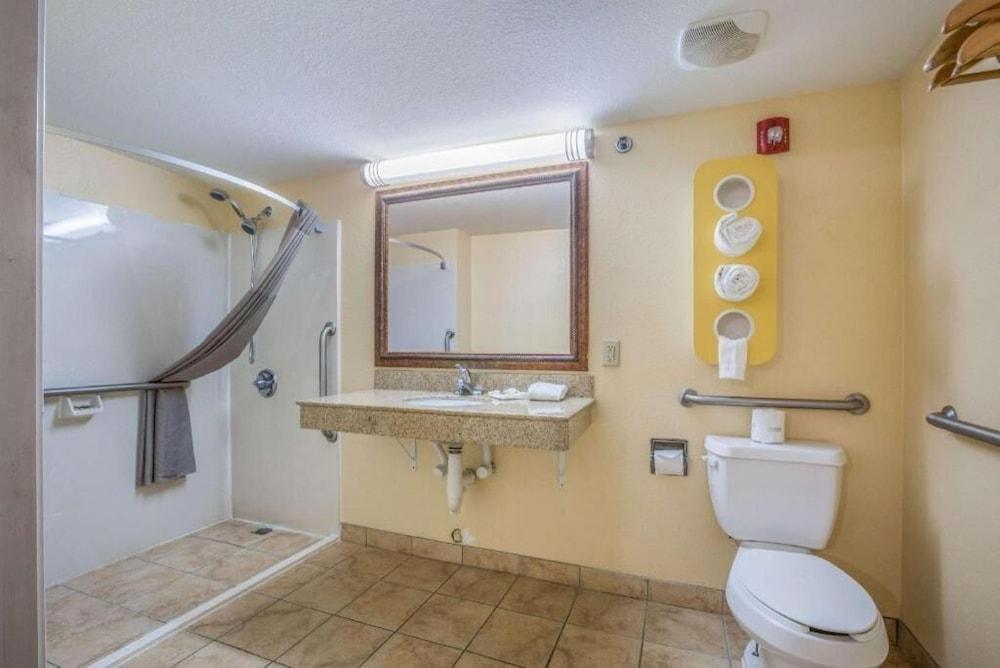 HomeTown Inn & Suites photo 9