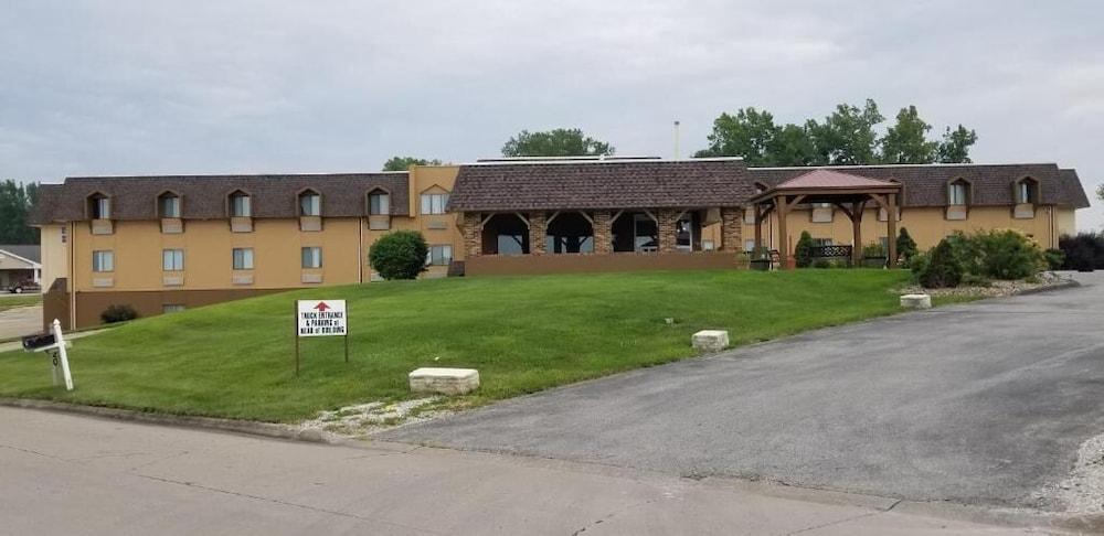 Hometown Inn & Suites photo 40