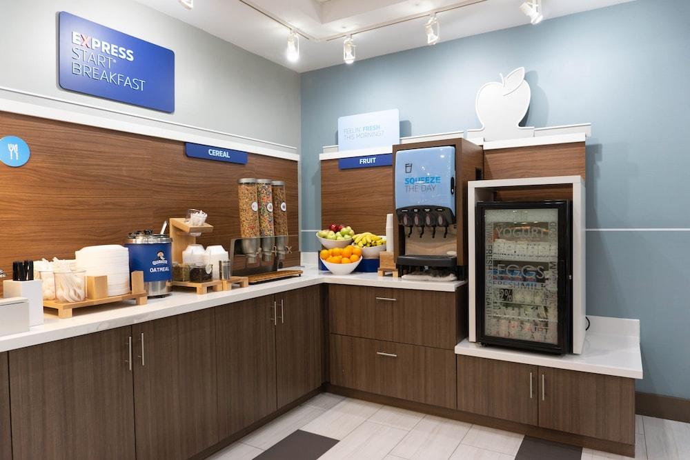Holiday Inn Express & Suites Los Angeles Downtown West by IHG photo 4