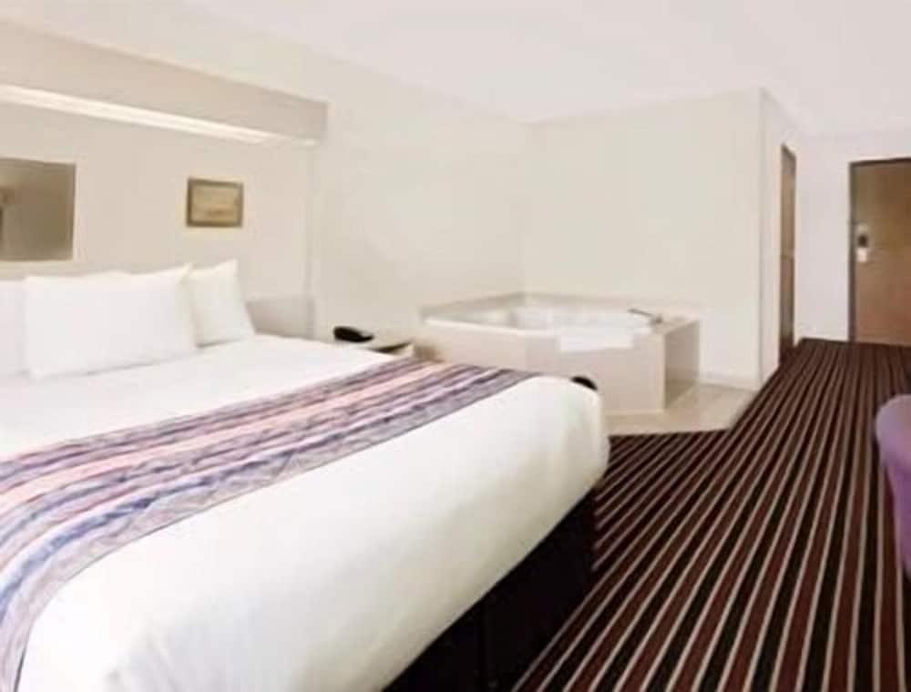 Microtel Inn & Suites by Wyndham Madison East photo 15