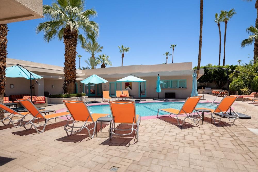 Poolside Fun King Suite photo 17