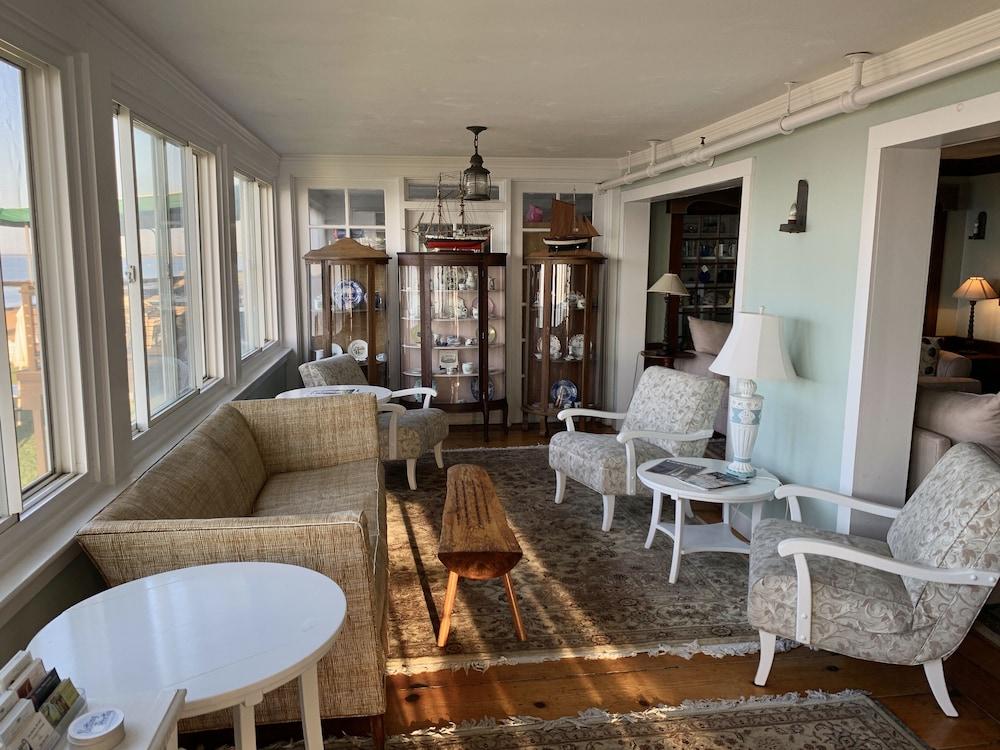 Lighthouse Inn photo 4