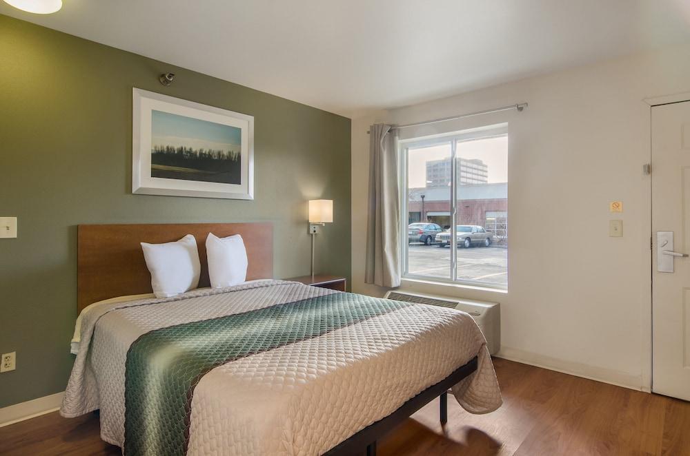 HomeTowne Studios By Red Roof Denver - Glendale/ Cherry Creek photo 11