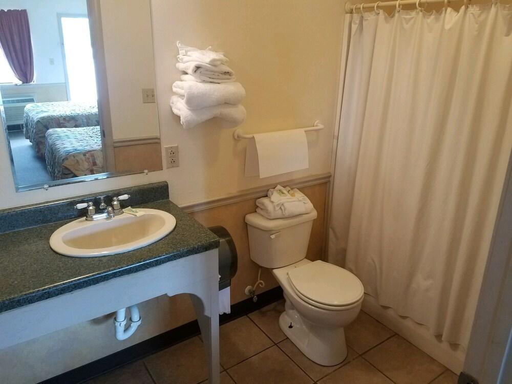 Traveler's Choice Motel photo 7