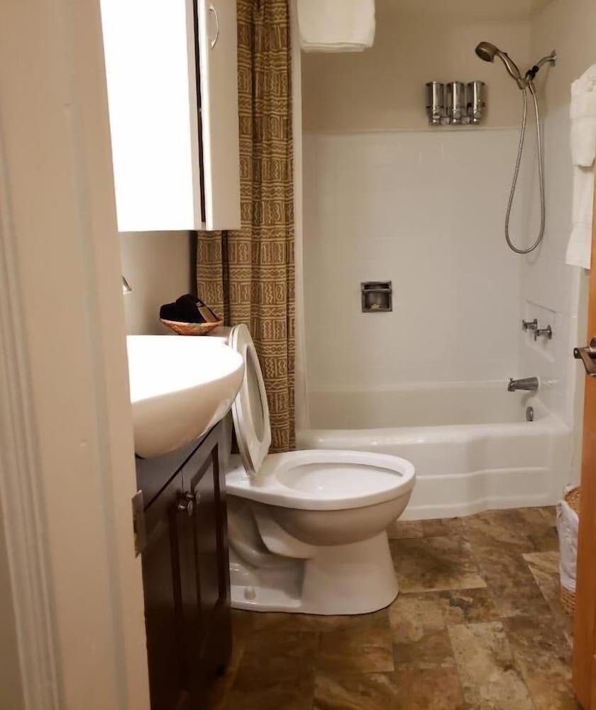 Stone Lizard Lodging photo 54
