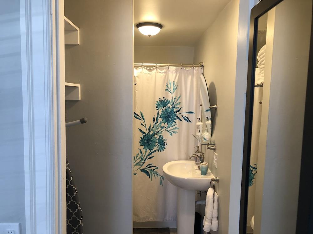 Midtown Manor photo 21