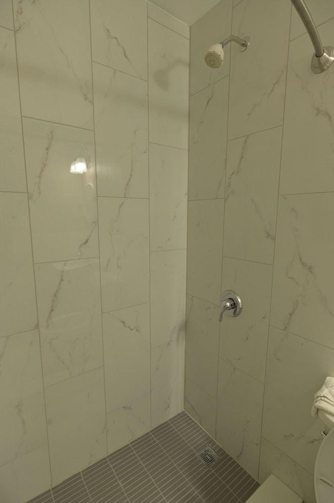 Deluxe Inn photo 11