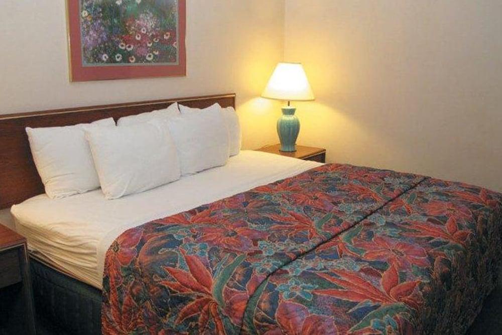 Norwood Inn & Suites by BlissPoint Post Rd Indianapolis photo 17