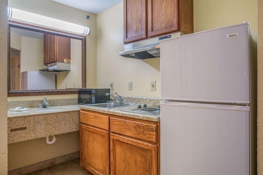 HomeTown Inn & Suites photo 13