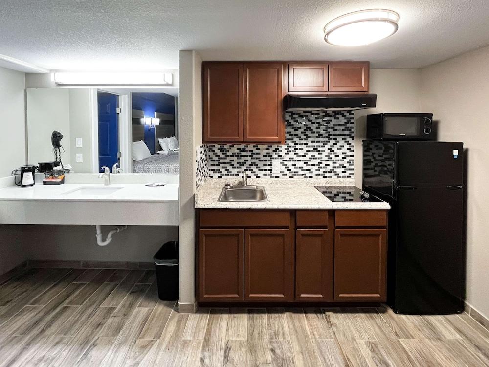 Blue Wave Inn photo 17