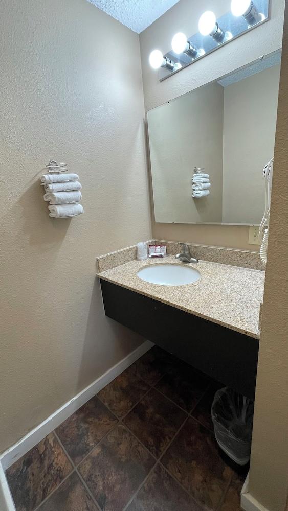 Morgan Inn And Suites photo 68