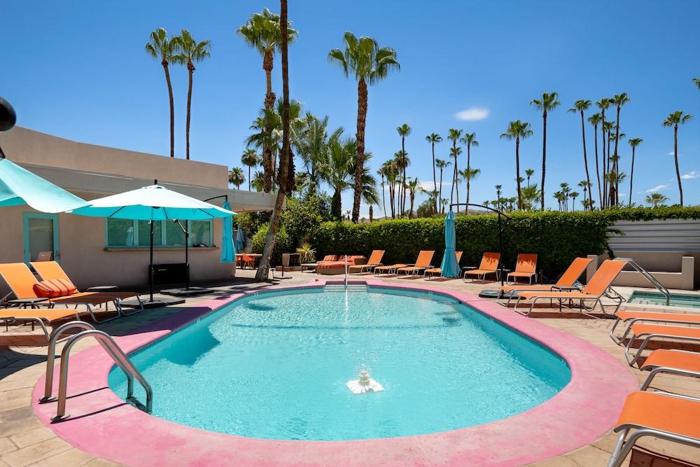 Poolside Fun King Suite photo 12
