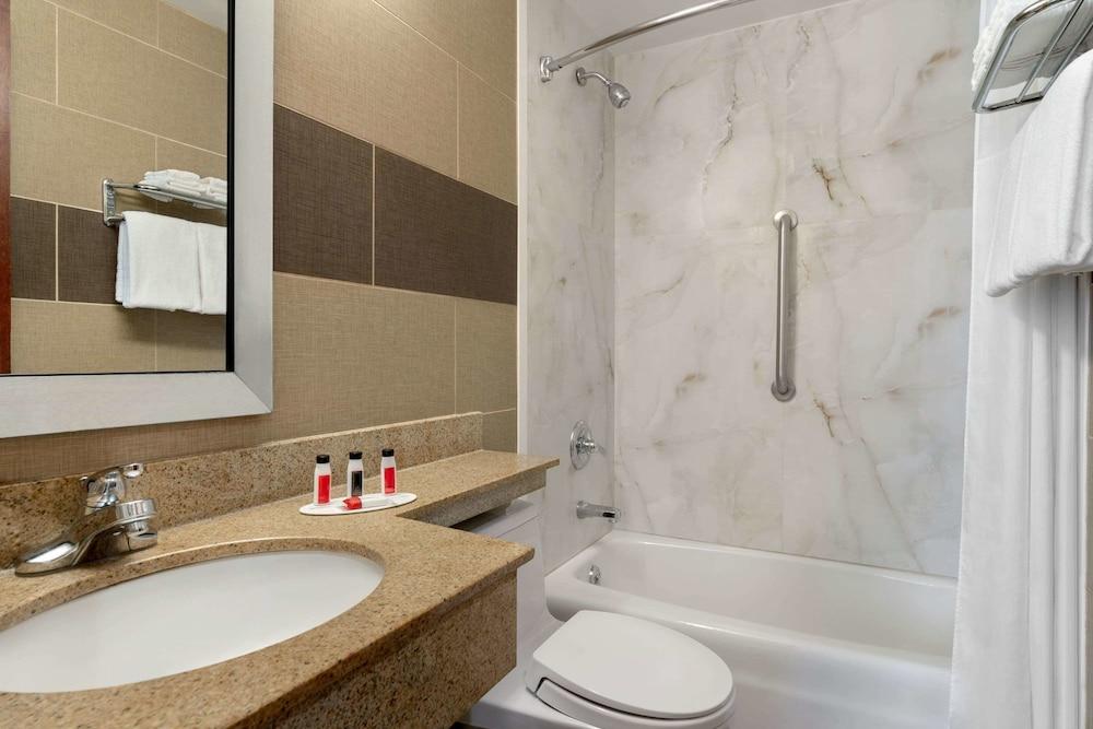Days Inn by Wyndham Brooklyn photo 26