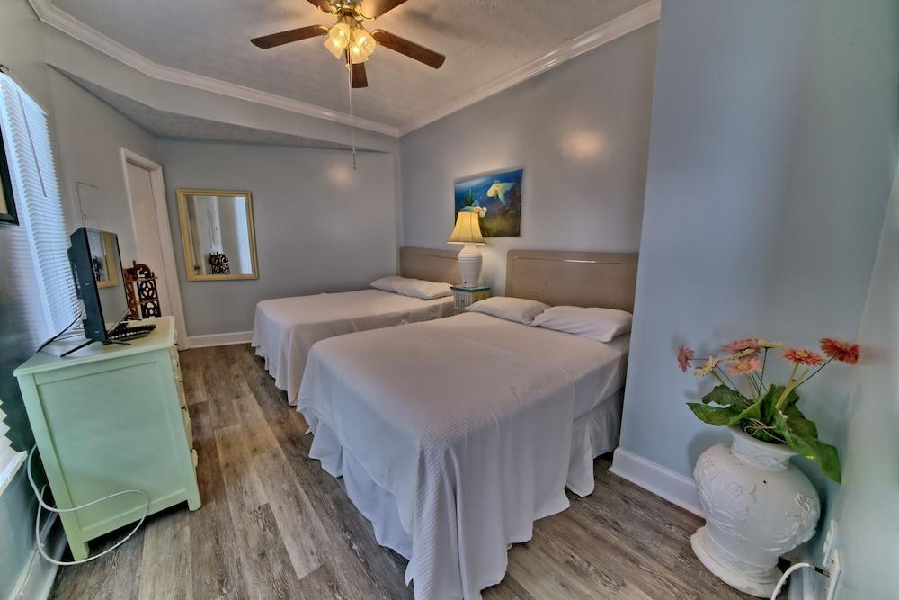 Pineapple Villas on Laguna Beach photo 17