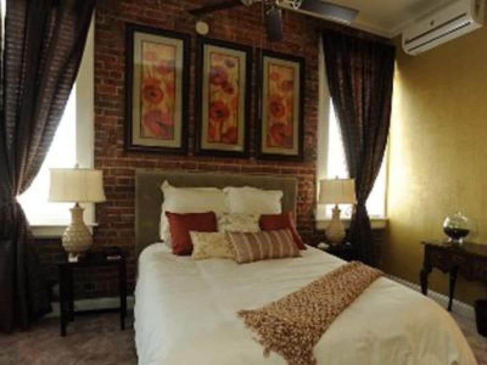 Hamilton House Inn photo 40