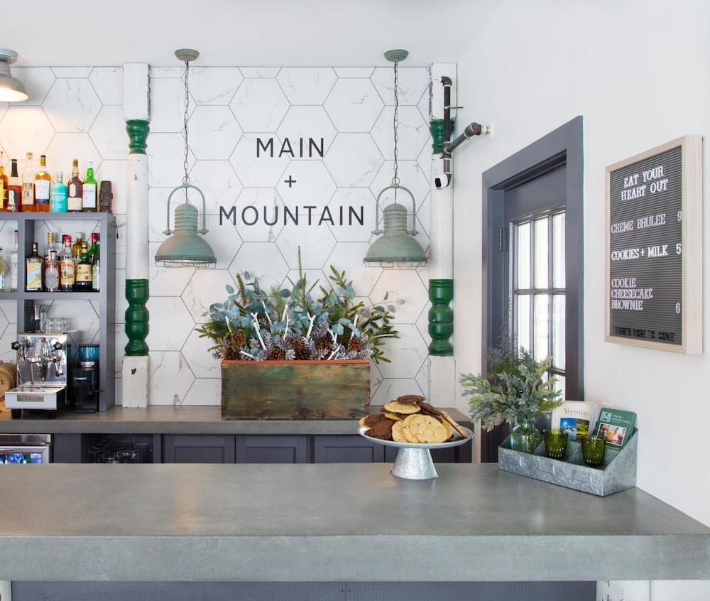 Main and Mountain Bar & Motel photo 4