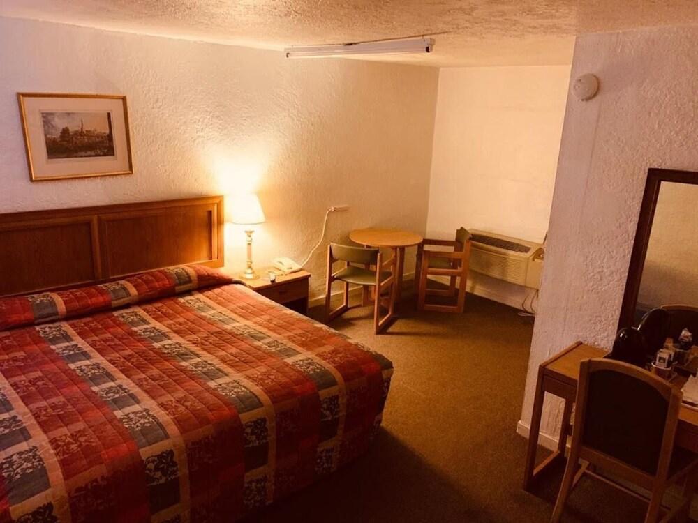 Economy Inn photo 20