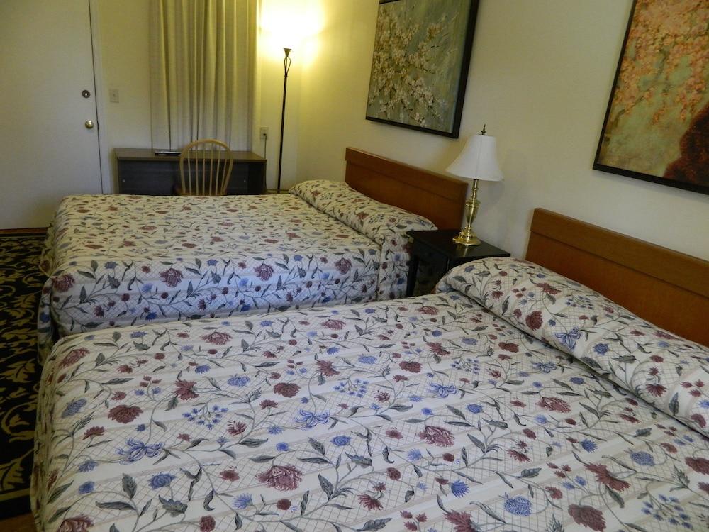Twin Oaks Motel photo 10