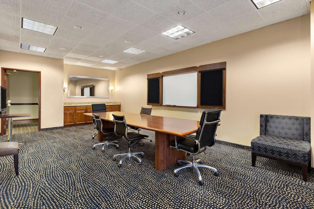 Hotel RL Cleveland Airport West photo 27
