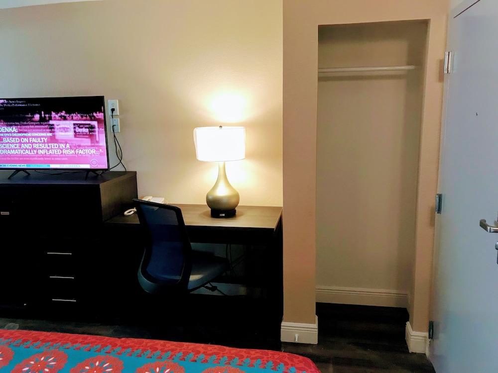 Tropical Inn & Suites photo 58