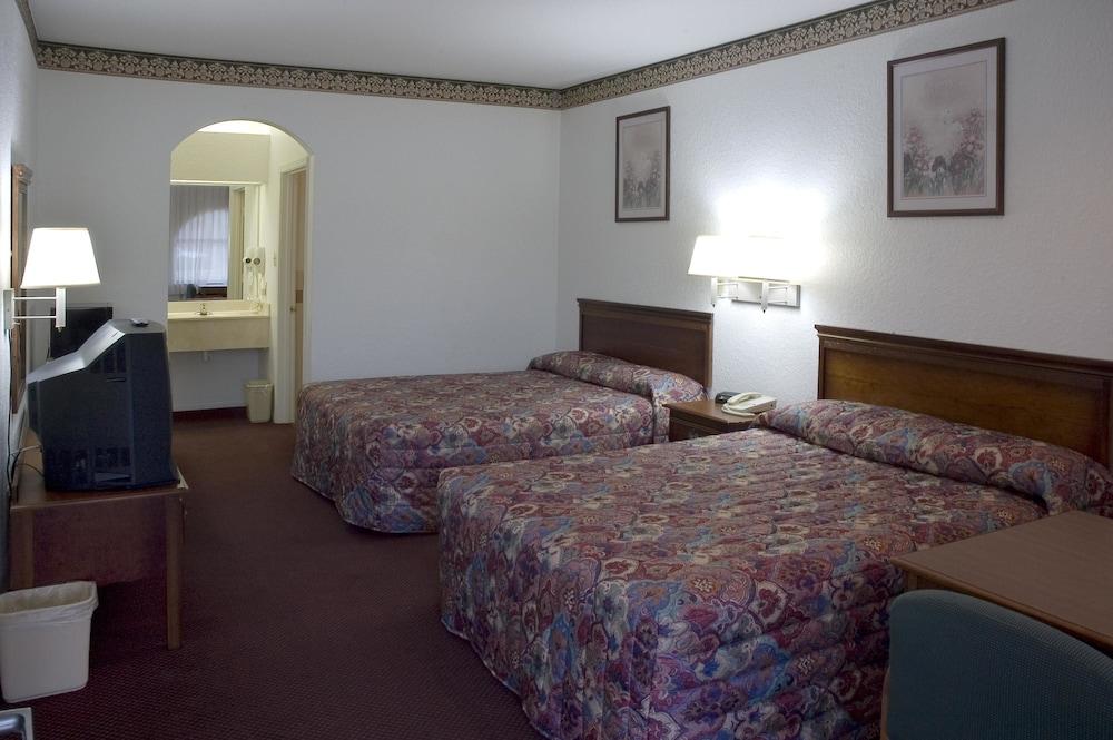 Budget Host, Hempstead Inn photo 17