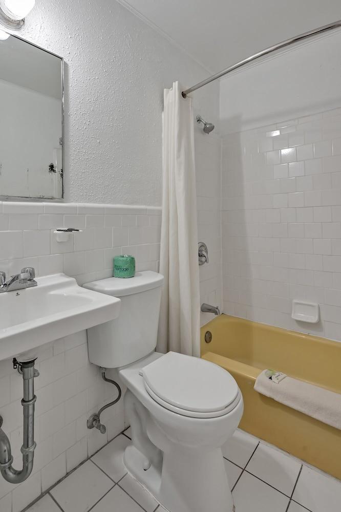 Travelers Inn photo 31