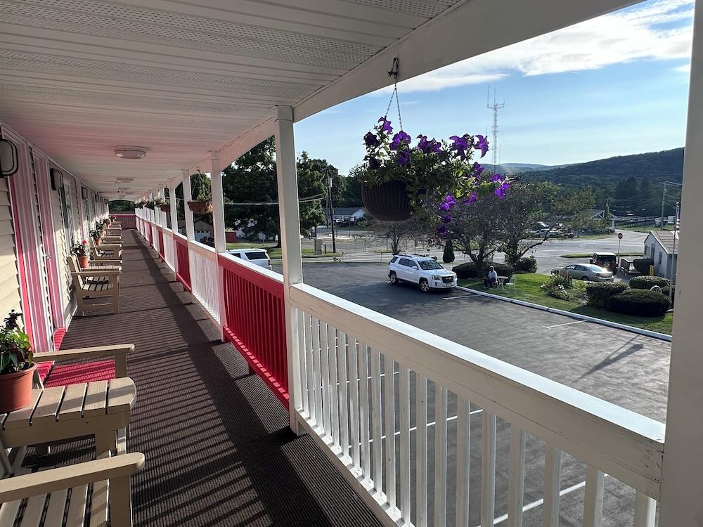 Cozy Corner Motel photo 32