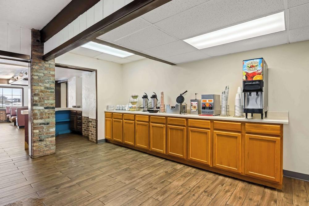 Econo Lodge Manistee photo 31