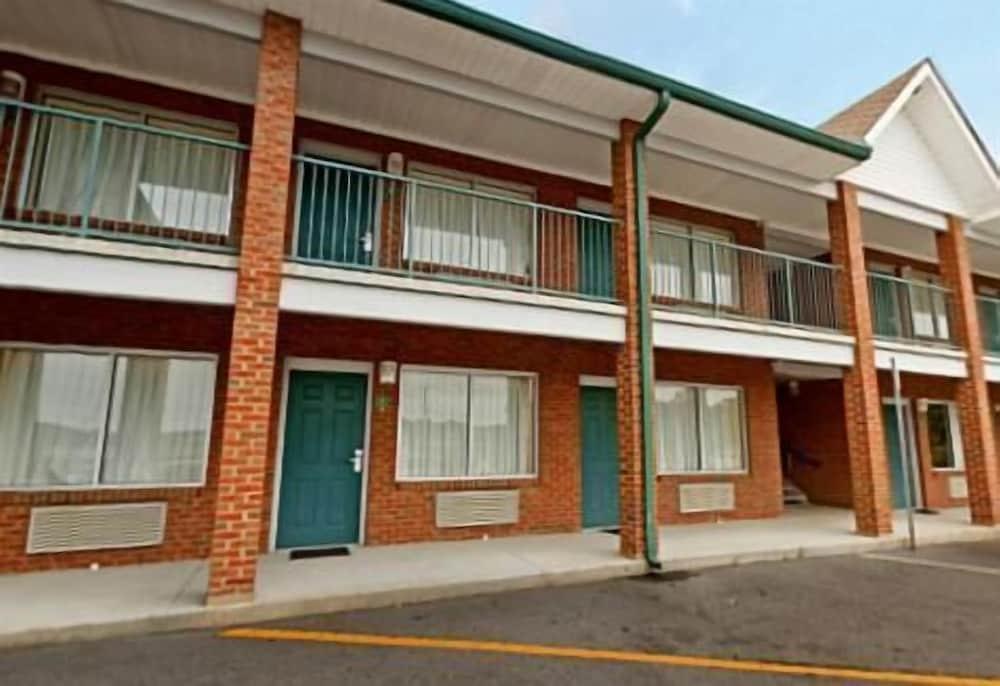 Americas Inn photo 28