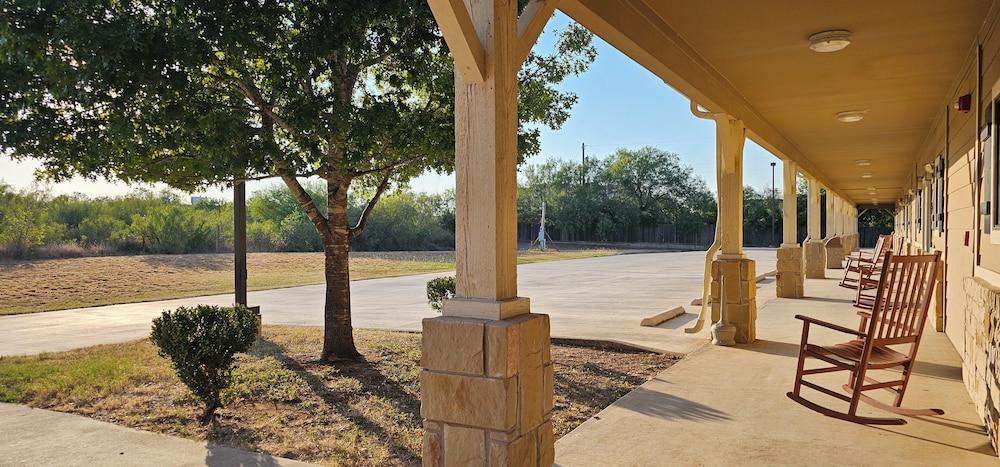 Dilley Motor Inn photo 14