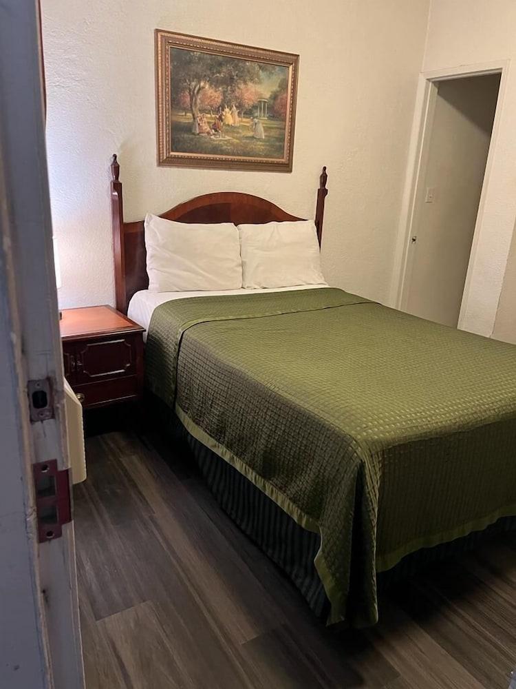 Economy Inn photo 7