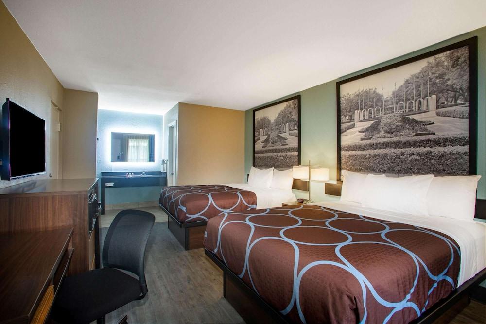 Super 8 by Wyndham Mobile I-65 photo 7