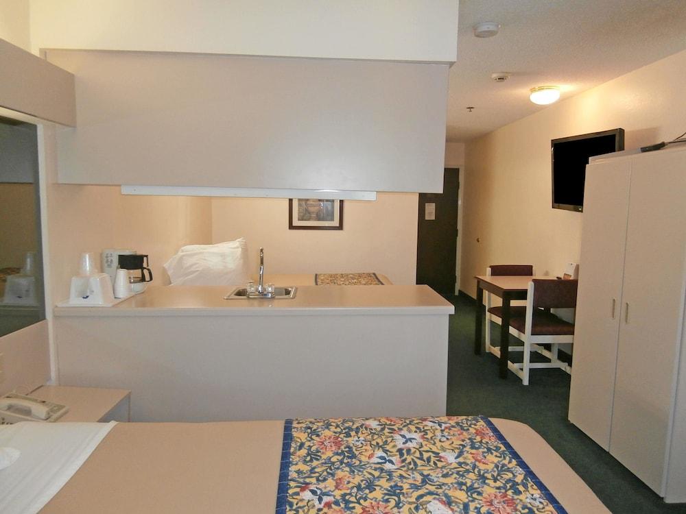 Americas Best Value Inn & Suites McDonough photo 2