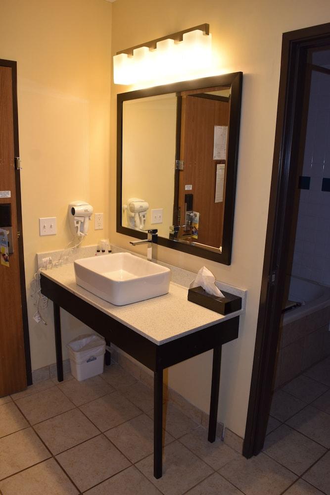 Days Inn by Wyndham Cadillac photo 29