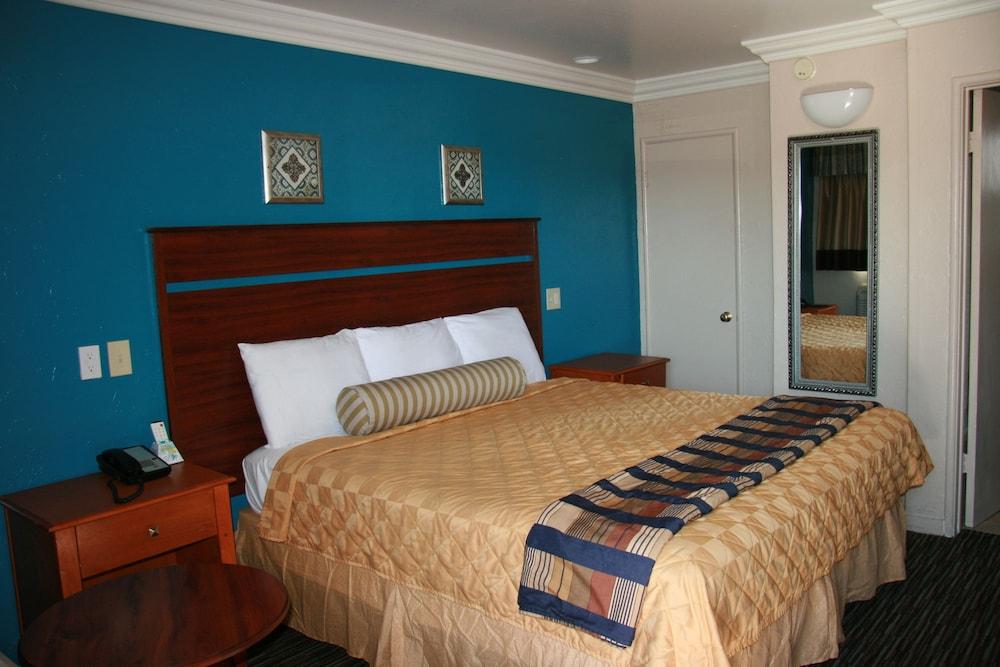 Civic Center Lodge photo 42